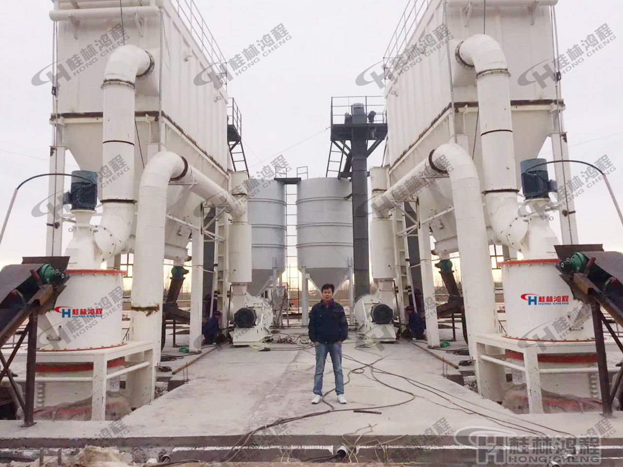 300目石粉磨粉生產(chǎn)線雷蒙磨型號400目~2500目磨粉機設(shè)備:HCH超細(xì)環(huán)輥磨粉機 300目石粉磨粉生產(chǎn)線雷蒙磨型號400目~2500目磨粉機設(shè)備:HCH超細(xì)環(huán)輥磨粉機