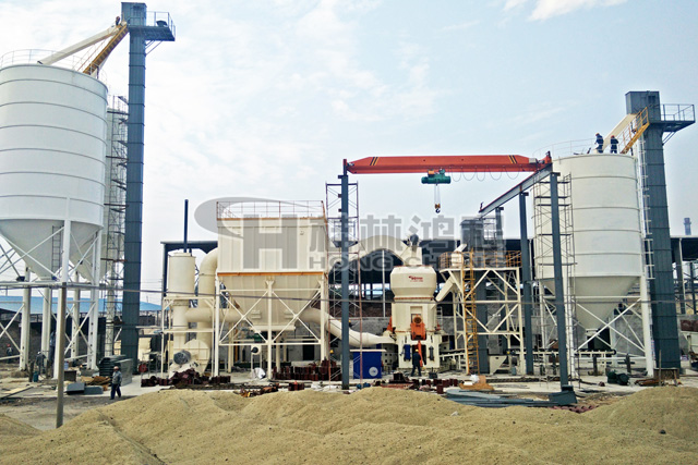 圖為：HLM立式磨粉機(jī)客戶(hù)現(xiàn)場(chǎng)