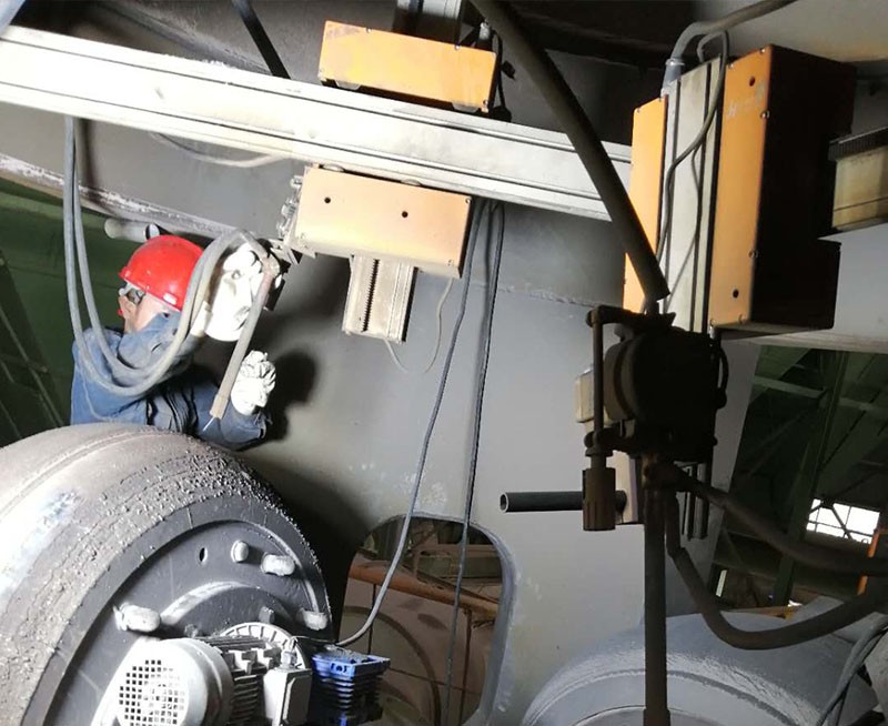 桂林鴻程耐磨堆焊工人利用 在線堆焊設備 為客戶立磨磨輥進行堆焊修復 桂林鴻程耐磨堆焊工人利用 在線堆焊設備 為客戶立磨磨輥進行堆焊修復