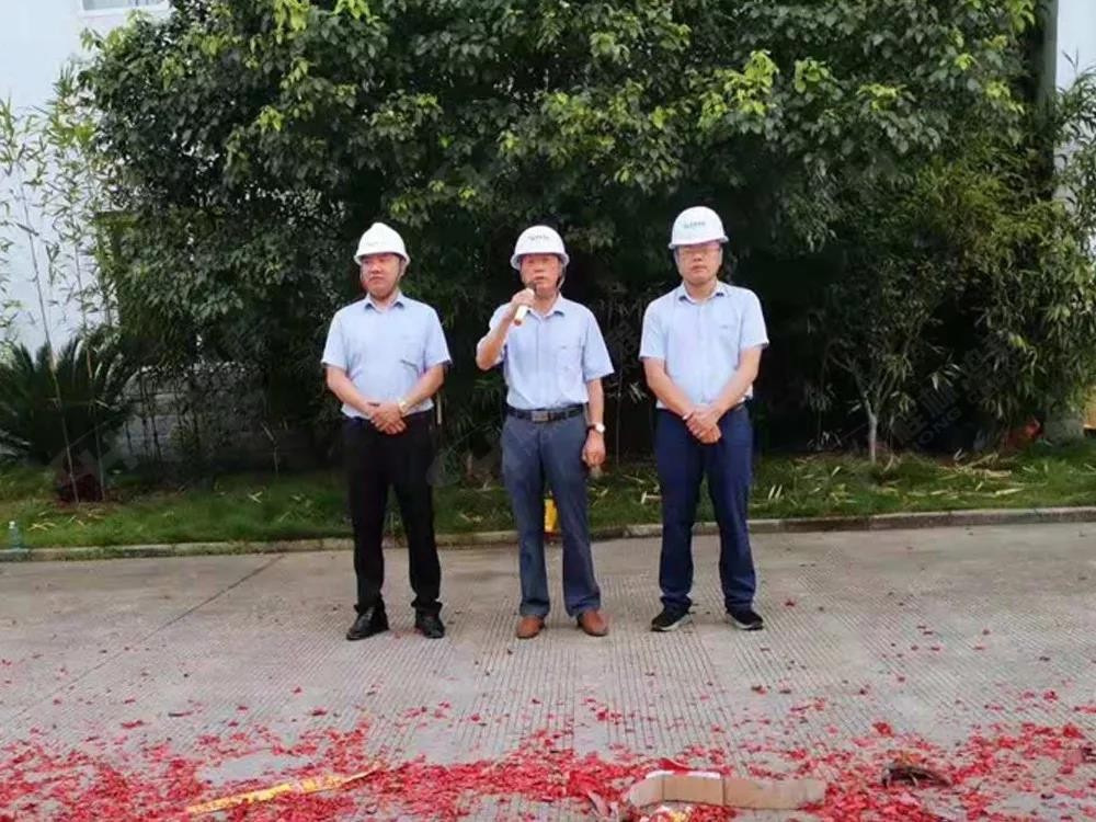 桂林鴻程董事長容平勛發(fā)表致辭桂林鴻程機電設(shè)備有限公司廠區(qū)2#生產(chǎn)廠房開工大吉！