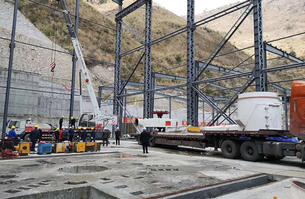 廣西桂林鴻程磨粉機董事長容棟國、總經(jīng)理林總親臨磨機安裝現(xiàn)場指導(dǎo)工作