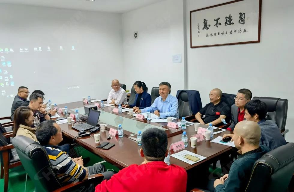 歡迎廣西塑料行業(yè)協(xié)會(huì)一行蒞臨桂林鴻程礦山機(jī)械廠參觀指導(dǎo)！