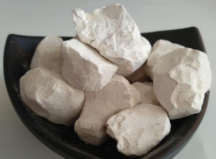 生石灰燒完還要磨粉嗎？生石灰塊磨粉機(jī)