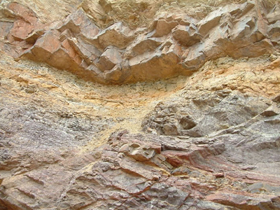 嫩泥，是一種土黃色，灰白色為主的雜色黏土